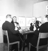 Rumsinteriör, grupp, högtid.
Länsarkitekt Borg