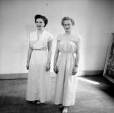 Rumsinteriör, två kvinnor.Bertil Sehlin (beställare).