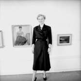 Rumsinteriör, en kvinna.Bertil Sehlin (beställare).