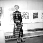 Rumsinteriör, en kvinna.Bertil Sehlin (beställare).