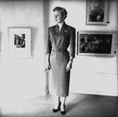 Rumsinteriör, en kvinna.Bertil Sehlin (beställare).