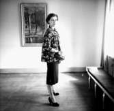 Rumsinteriör, en kvinna.Bertil Sehlin (beställare).