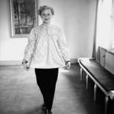 Rumsinteriör, en kvinna.Bertil Sehlin (beställare).