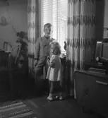 Rumsinteriör, två barn.
Jakob