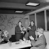 Prisutdelning, interiör, tre män.
Wigrell & Co.