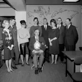 Wigrell & Co, kontorsinteriör, grupp nio personer. Prisutdelning.