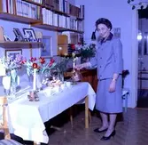 Rumsinteriör, en kvinna, födelsedag.
Löfqvist