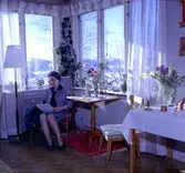 Rumsinteriör, en kvinna, födelsedag.
Löfqvist