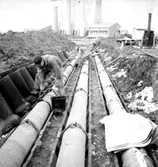 Byggnadsarbete, 3:e etappen. Byggnader och byggnadsarbetare.
Bilden tagen i samband med en särskild dokumentation som fotografen gjorde åt Stiftelsen Hyresbostäder Örebro.