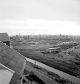 Byggnadsarbete, 3:e etappen. Byggnader.
Bilden tagen i samband med en särskild dokumentation som fotografen gjorde åt Stiftelsen Hyresbostäder Örebro.