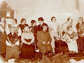 Husmodersföreningen, 13 personer utklädda på en scen.
