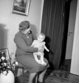 Rumsinteriör, familjegrupp två personer.Höglund