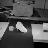 En sko - känga.
Oscaria Skofabrik.