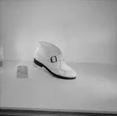 En sko - känga.
Oscaria Skofabrik.