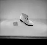 En sko - känga.
Oscaria Skofabrik.