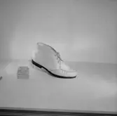 En sko - känga.
Oscaria Skofabrik.