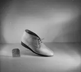 En sko - känga.
Oscaria Skofabrik.