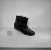 En sko - känga.
Oscaria Skofabrik.