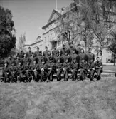 Livregementetet I3, soldatgrupp.
Kasernbyggnad i bakgrunden.
Kapten Fransson