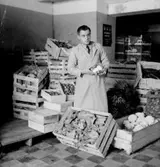 Konsum, fruktlagret, interiör, en man.