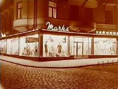 Marks Varuhus skyltfönster, kläder.
Hörnet Näbbtorget - Drottninggatan.