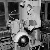 Oscaria Skofabrik, interiör, skotillverkning, en man.
Bilden tagen för broschyr.