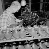 Oscaria Skofabrik, interiör, skotillverkning, en man.
Bilden tagen för broschyr.