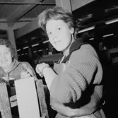 Oscaria Skofabrik, interiör, skotillverkning, två kvinnor.
Bilden tagen för broschyr.