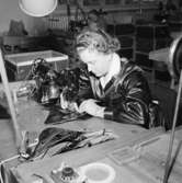 Oscaria Skofabrik, interiör, skotillverkning, en kvinna vid symaskinen.
Bilden tagen för broschyr.