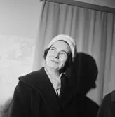 Oscaria Skoaffär, interiör, en kvinna.