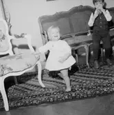 Rumsinteriör, familjegrupp två barn.
Docent Lennart Åqvist