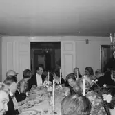 Rumsinteriör, grupp vid bordet, fru Risbergs 70-årsmiddag.