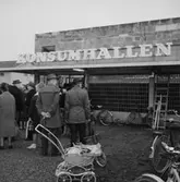 Konsumhallen i Laxå, exteriör, grupp.