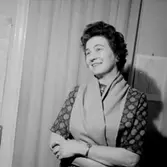 Oscaria Skoaffär, interiör, en kvinna.