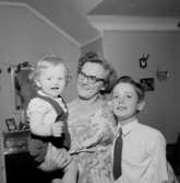 Rumsinteriör, en kvinna och två barn.Fru Britta Jönsson