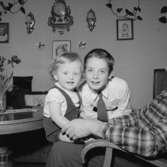 Rumsinteriör, två barn.Fru Britta Jönsson (beställare ?).