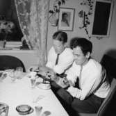 Rumsinteriör, familjegrupp två personer.Jönsson