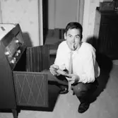 Rumsinteriör, en man.
Jönsson