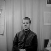 En ung man, bröstbild.Bilden tagen för pass.