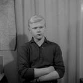 En ung man, bröstbild.Bilden tagen för pass.