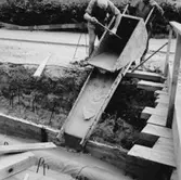 Byggnadsarbete, Gjutning av celllbetong. 
Örebro stads Indusriverk.