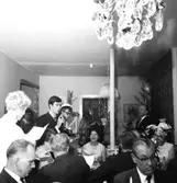 Rumsinteriör, släktgrupp.
Leifs studentexamen.