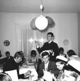 Rumsinteriör, släktgrupp.
Leifs studentexamen.