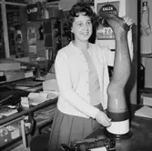 Oscaria, strumpcentralen, interiör, en kvinna.
Bilden tagen för personaltidskriften Sko Bandet.