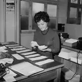 Oscaria, strumpcentralen, interiör, en kvinna.
Bilden tagen för personaltidskriften Sko Bandet.