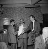 Rumsinteriör, grupp, Oscarias pensionärer. Avtackning.