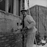 Byggnadsarbete, en man.
Oscaria (beställare ?).