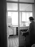 White Arkitektkontor AB, lägenhetsinteriör, en kvinna.