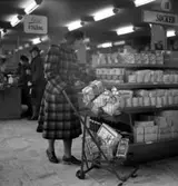 Konsum, affärsinteriör med kunder.