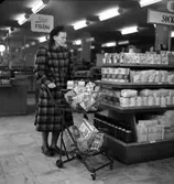 Konsum, affärsinteriör, en kvinna.